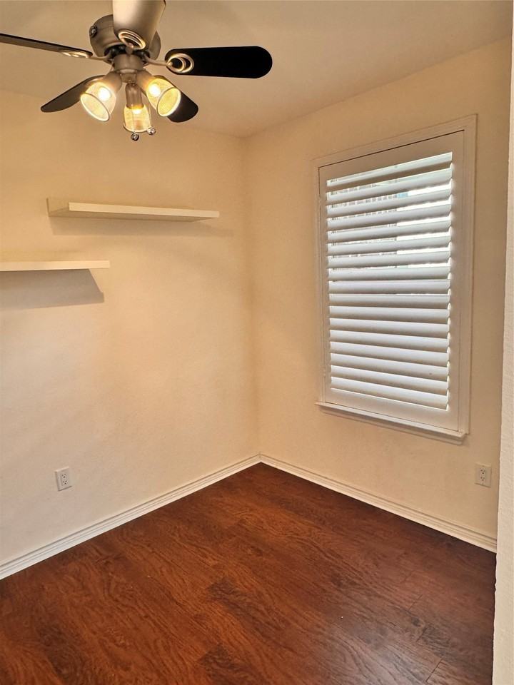 2116 Grove Park Ln - Photo 7 of 31