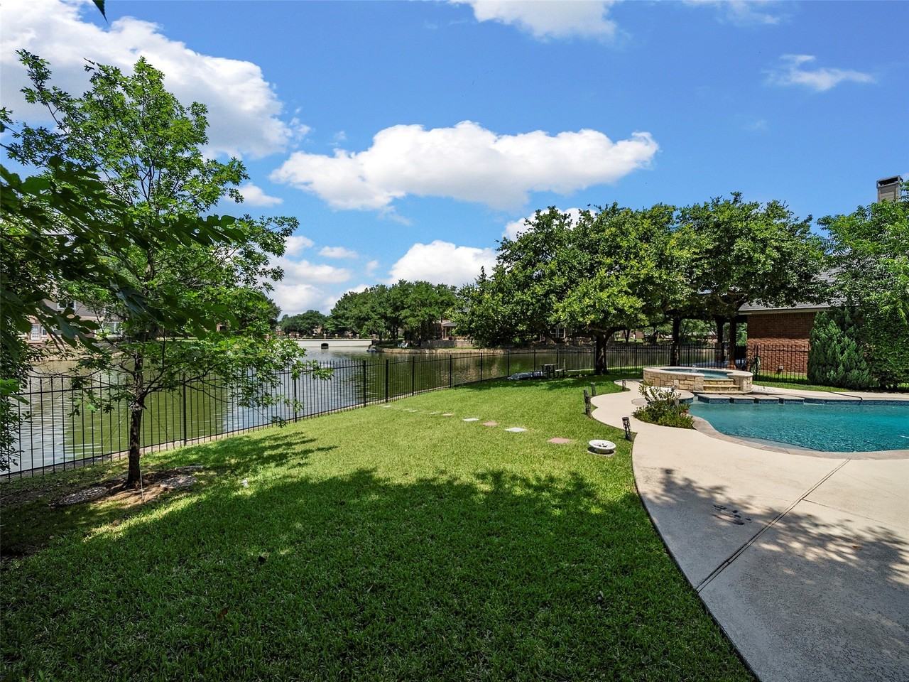 351 Cove Dr - Photo 4 of 35