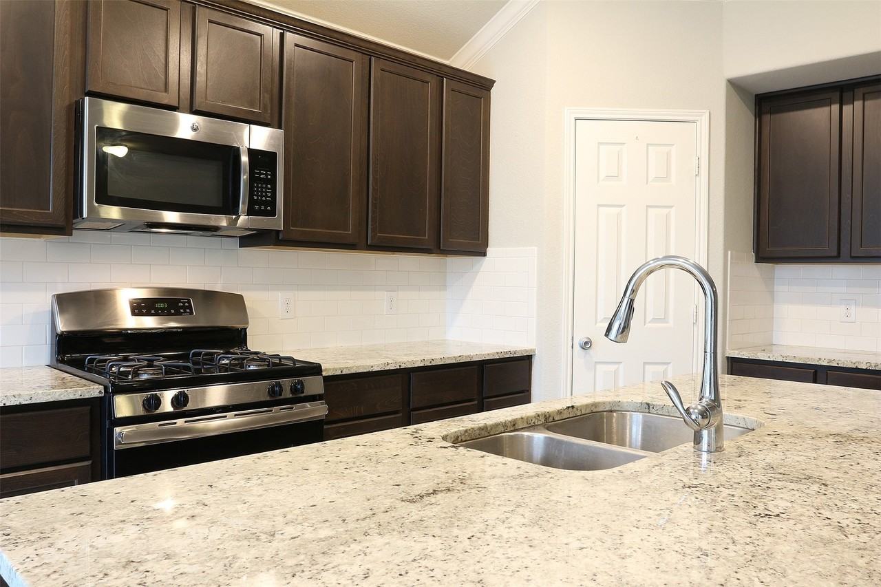 1108 Kingston Ct - Photo 4 of 25