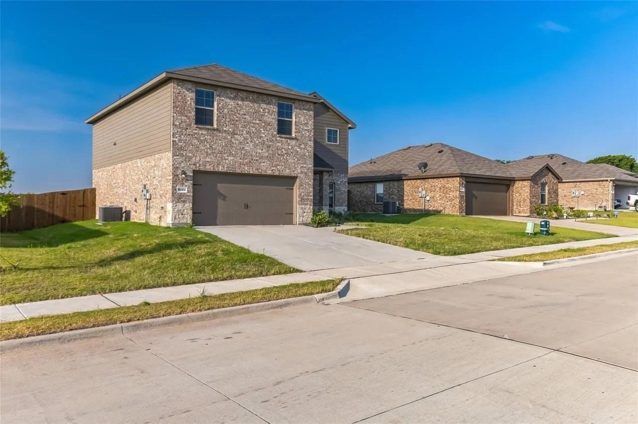 3124 Sweetwater Way - Photo 2 of 35