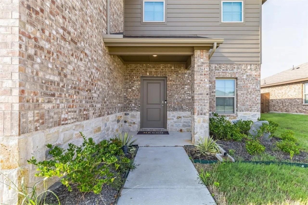 3124 Sweetwater Way - Photo 4 of 35