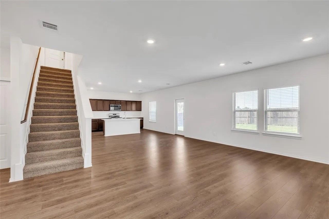 3124 Sweetwater Way - Photo 5 of 35