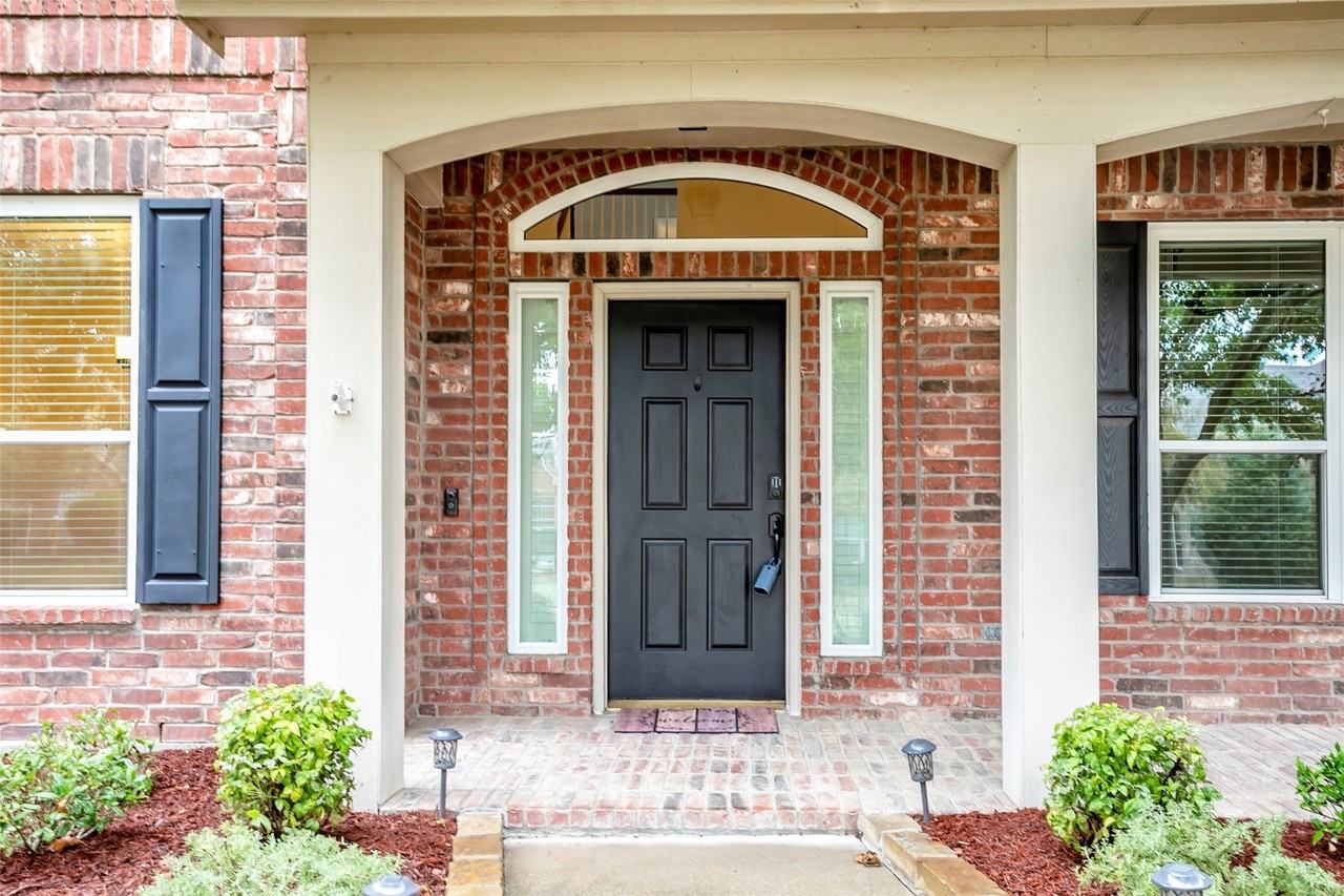 15650 Brookwood Dr - Photo 3 of 36