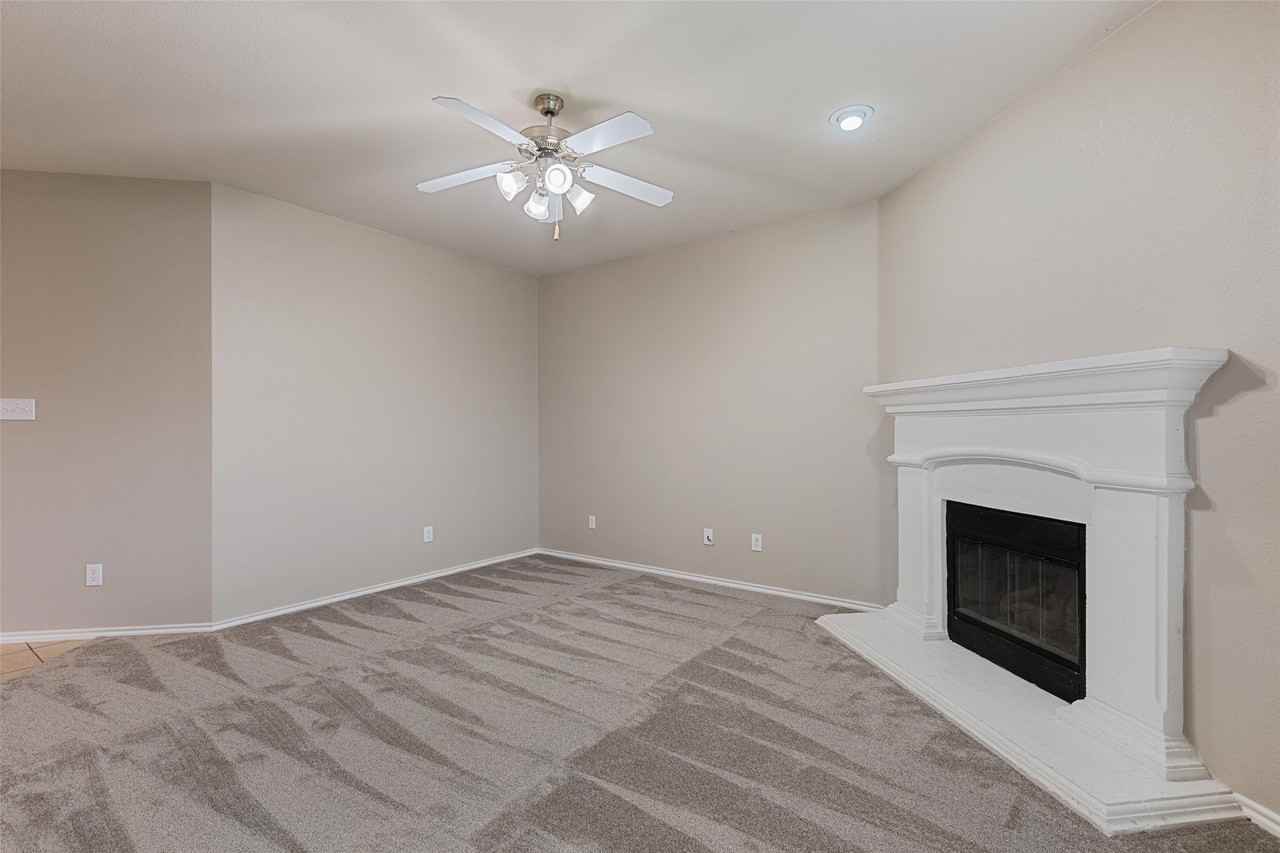 12913 Farmington Dr - Photo 5 of 26
