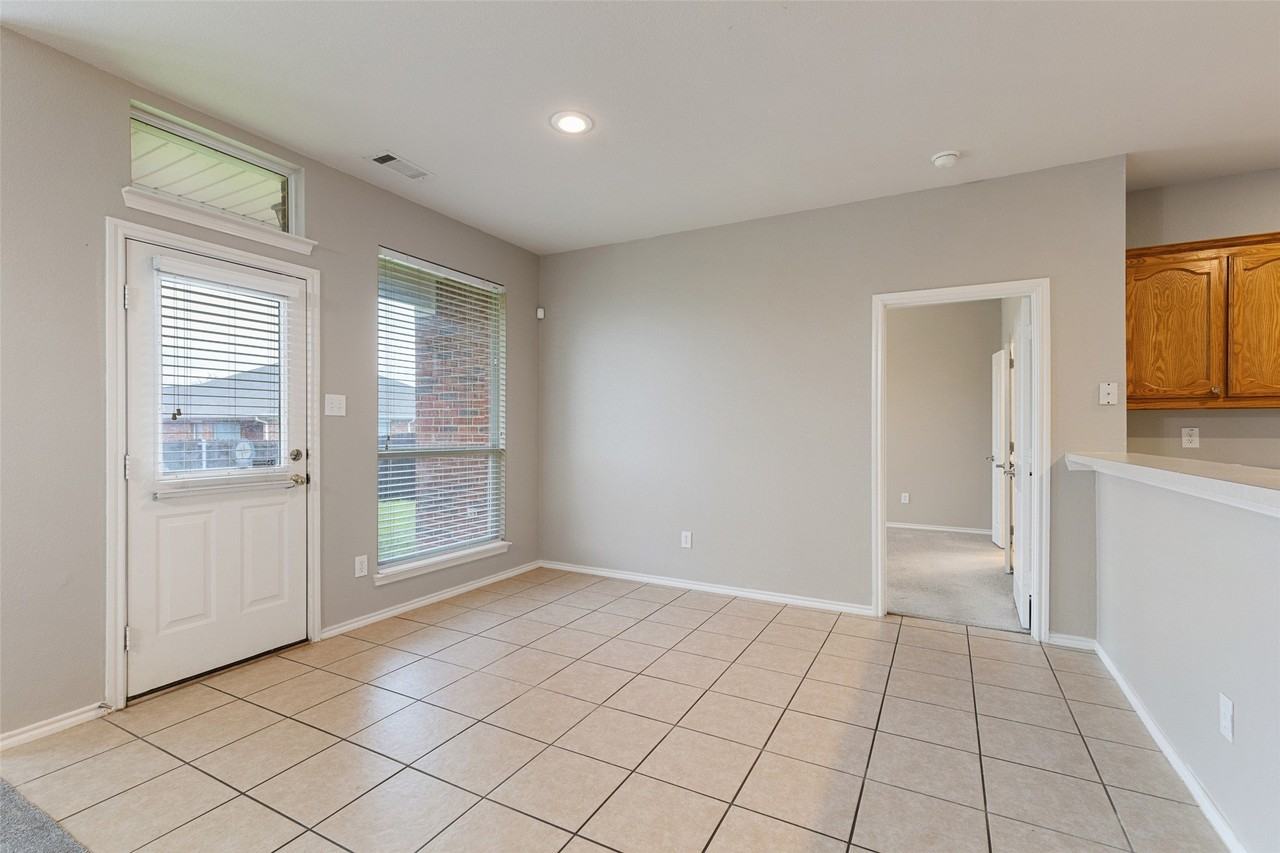 12913 Farmington Dr - Photo 6 of 26