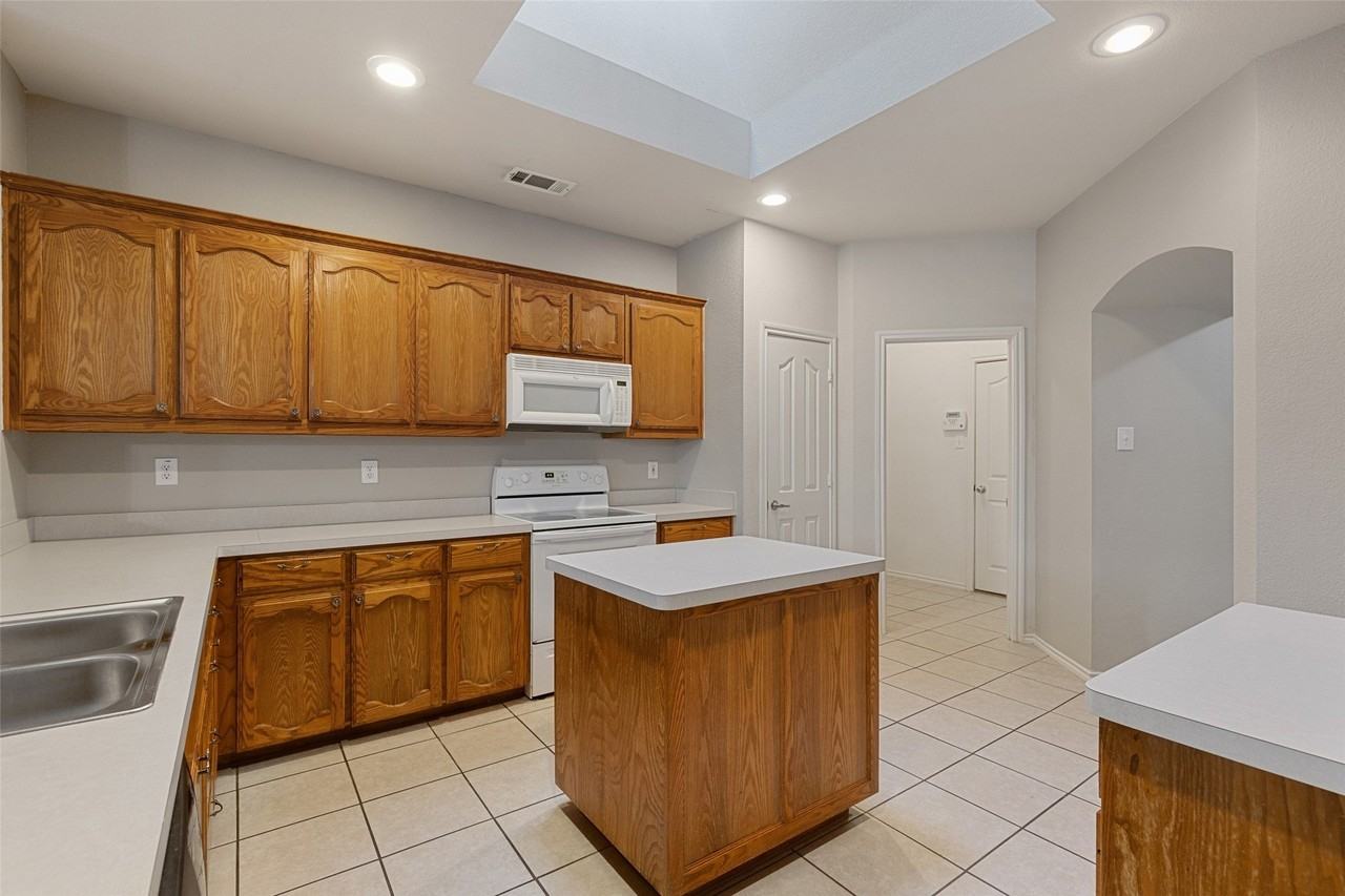 12913 Farmington Dr - Photo 7 of 26