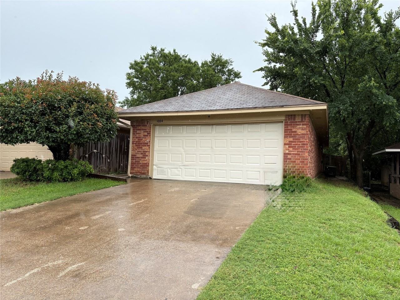 1004 Vera Ct - Photo 2 of 14