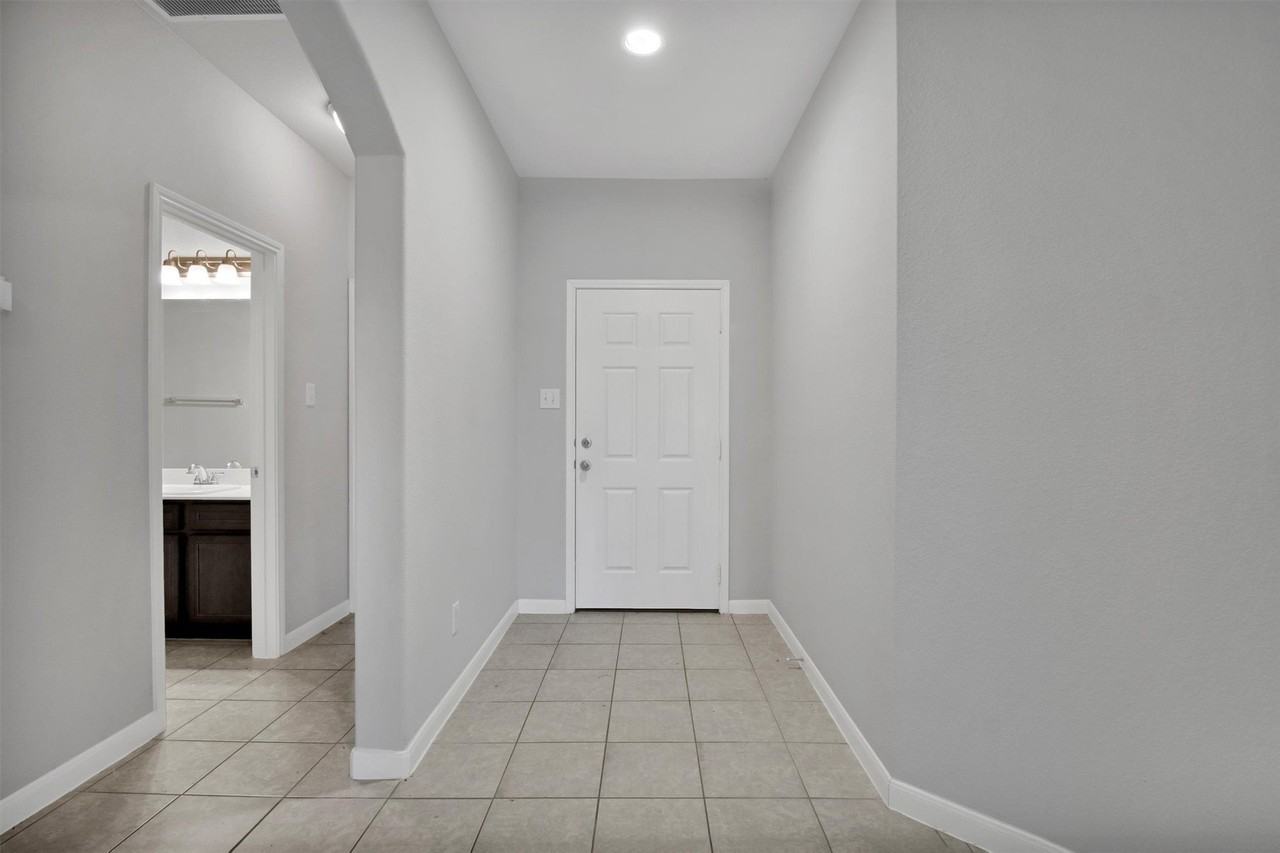 5100 Royal Springs Dr - Photo 5 of 28
