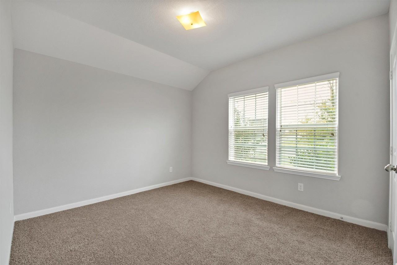 5100 Royal Springs Dr - Photo 6 of 28