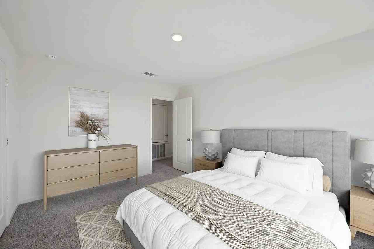 5730 Roadhouse - Photo 3 of 9