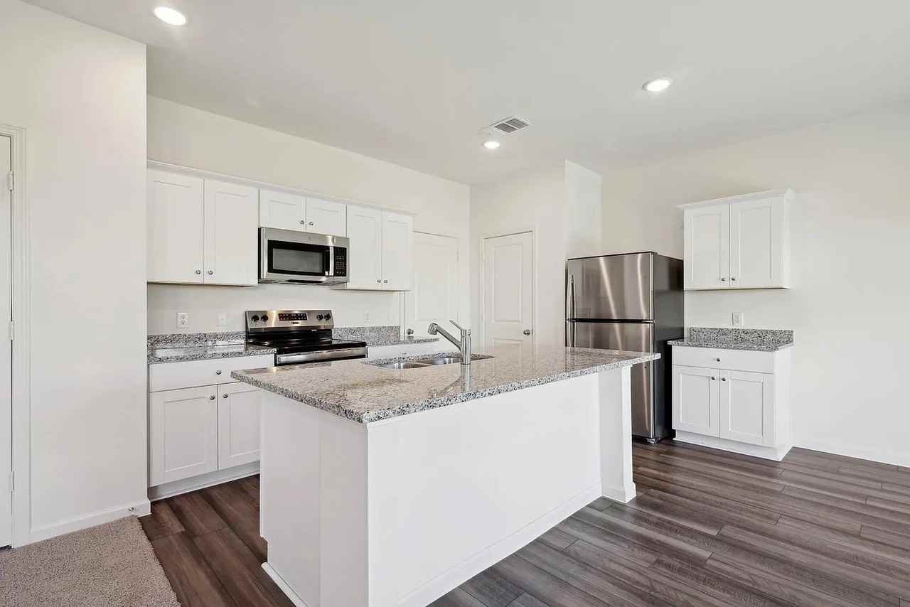 5730 Roadhouse - Photo 4 of 9