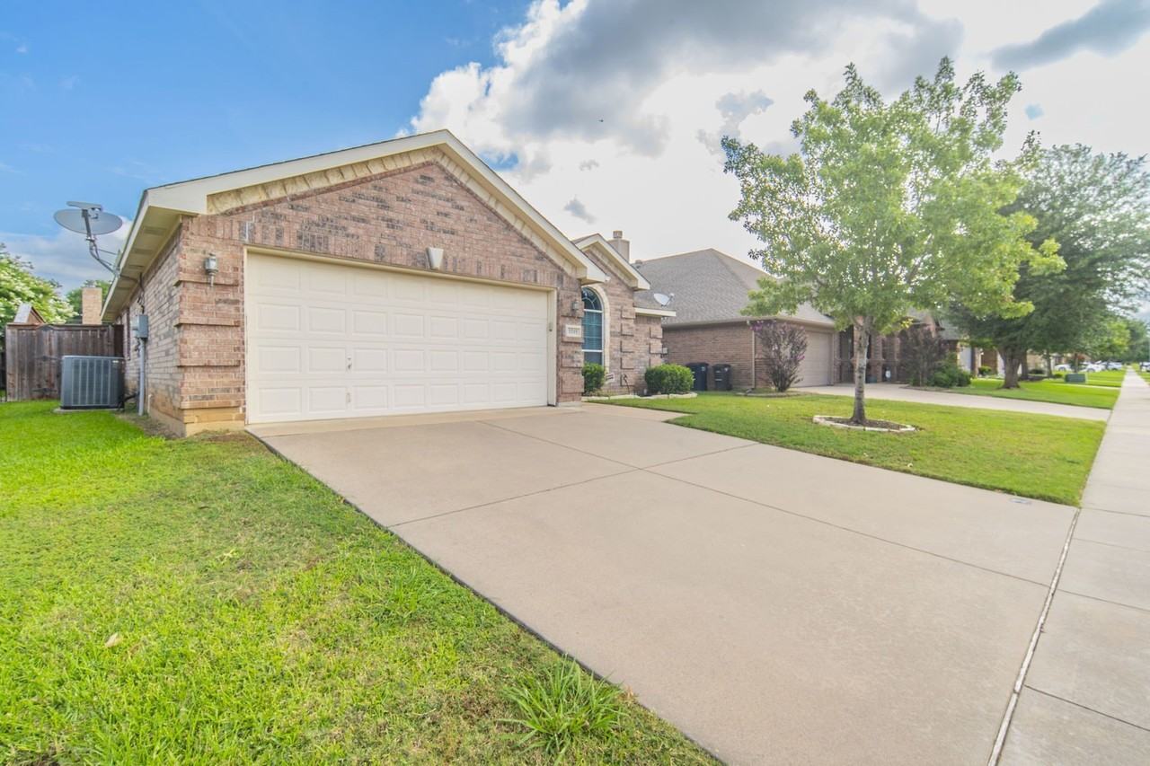 8249 Fall Crest Dr - Photo 2 of 26