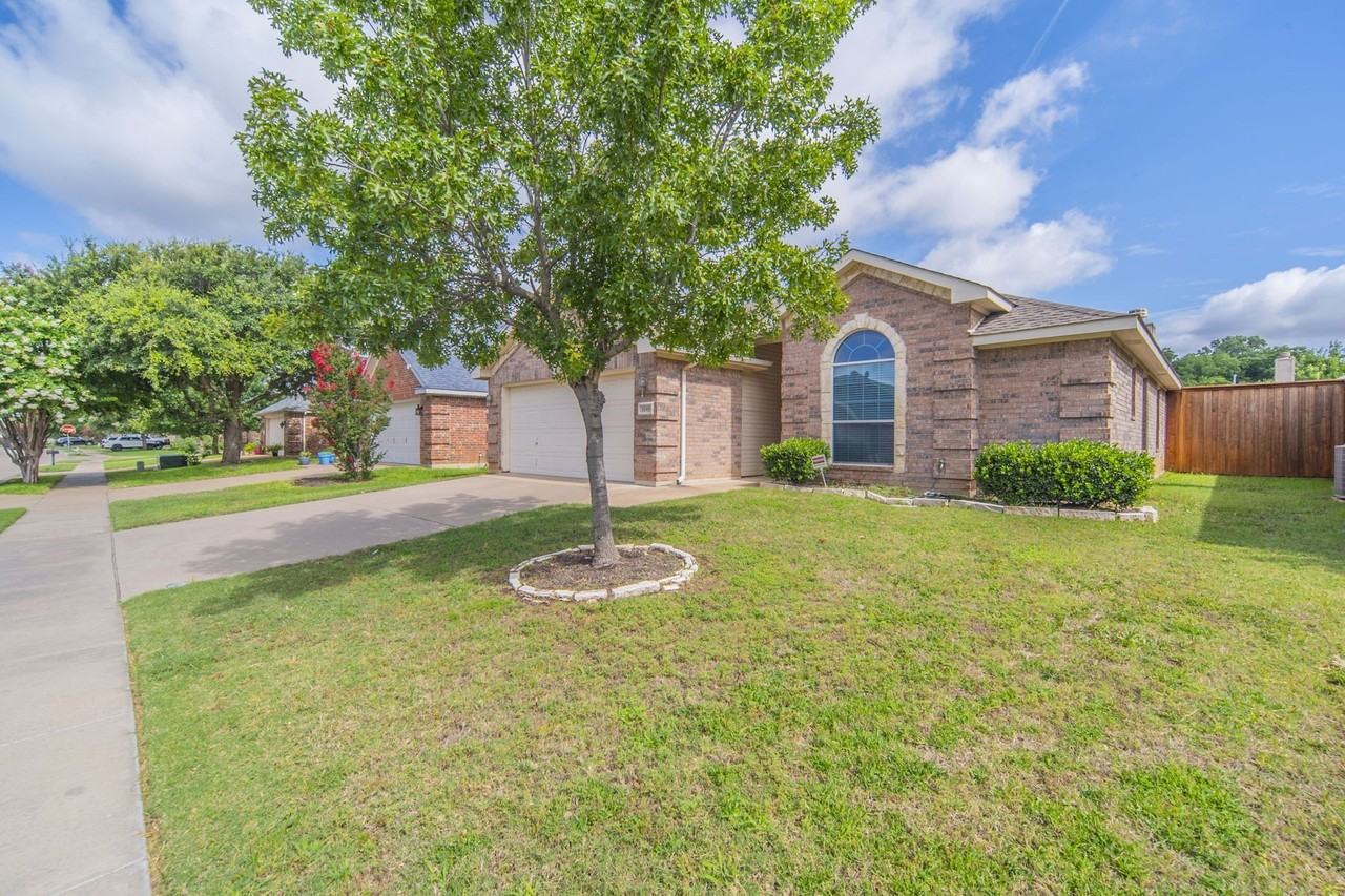 8249 Fall Crest Dr - Photo 3 of 26