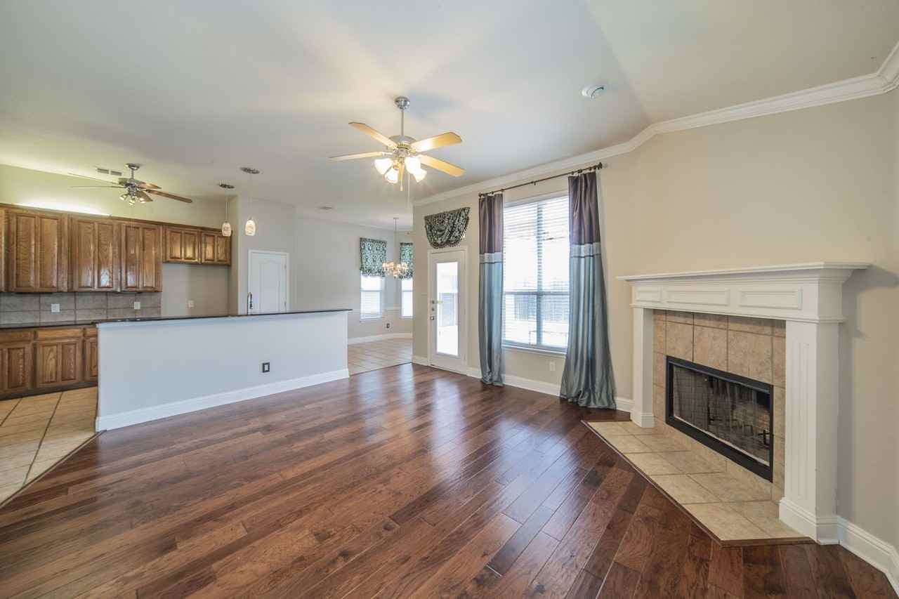 8249 Fall Crest Dr - Photo 5 of 26