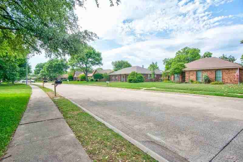 1410 Flameleaf Dr - Photo 3 of 28
