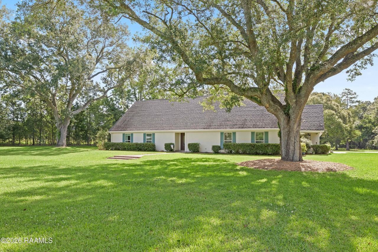 2407 E Broussard Rd - Photo 3 of 39