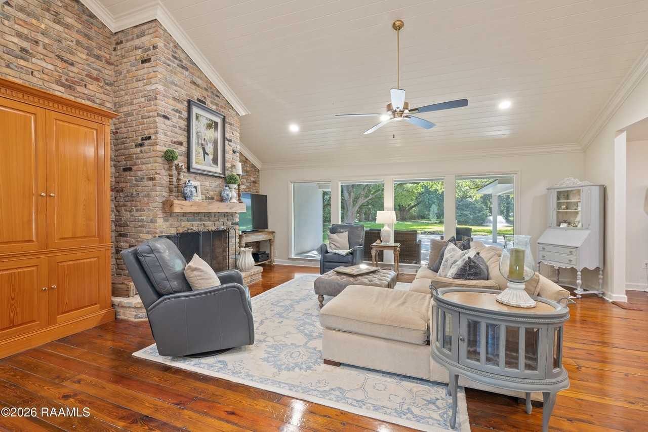 2407 E Broussard Rd - Photo 5 of 39