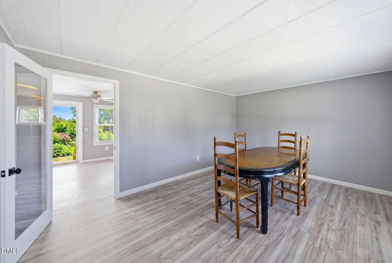 320 Earp St - Photo 4 of 36