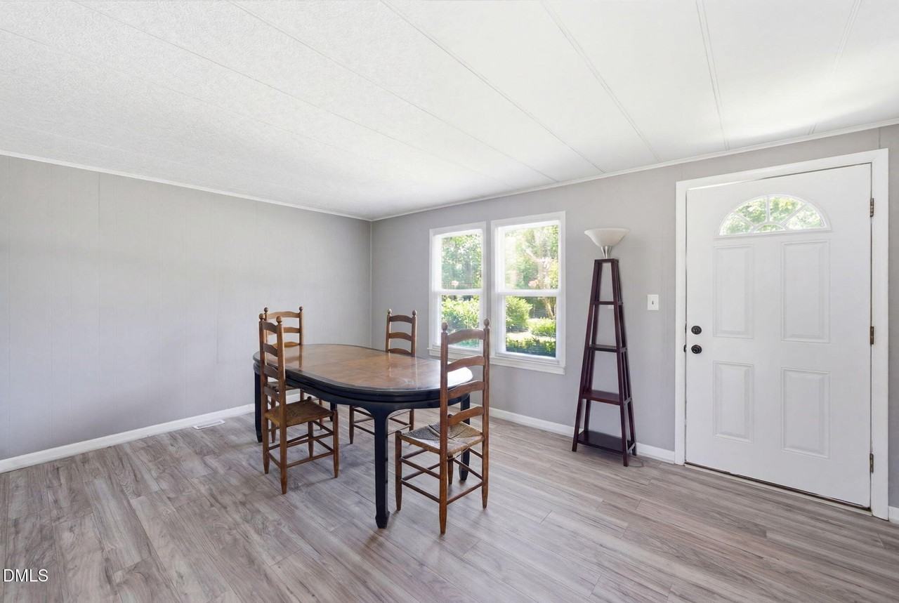 320 Earp St - Photo 5 of 36