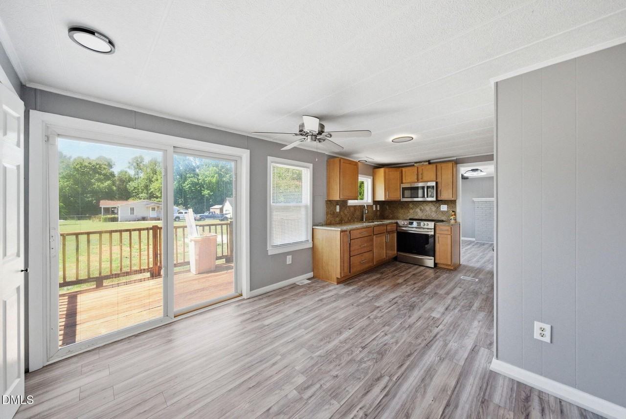 320 Earp St - Photo 6 of 36