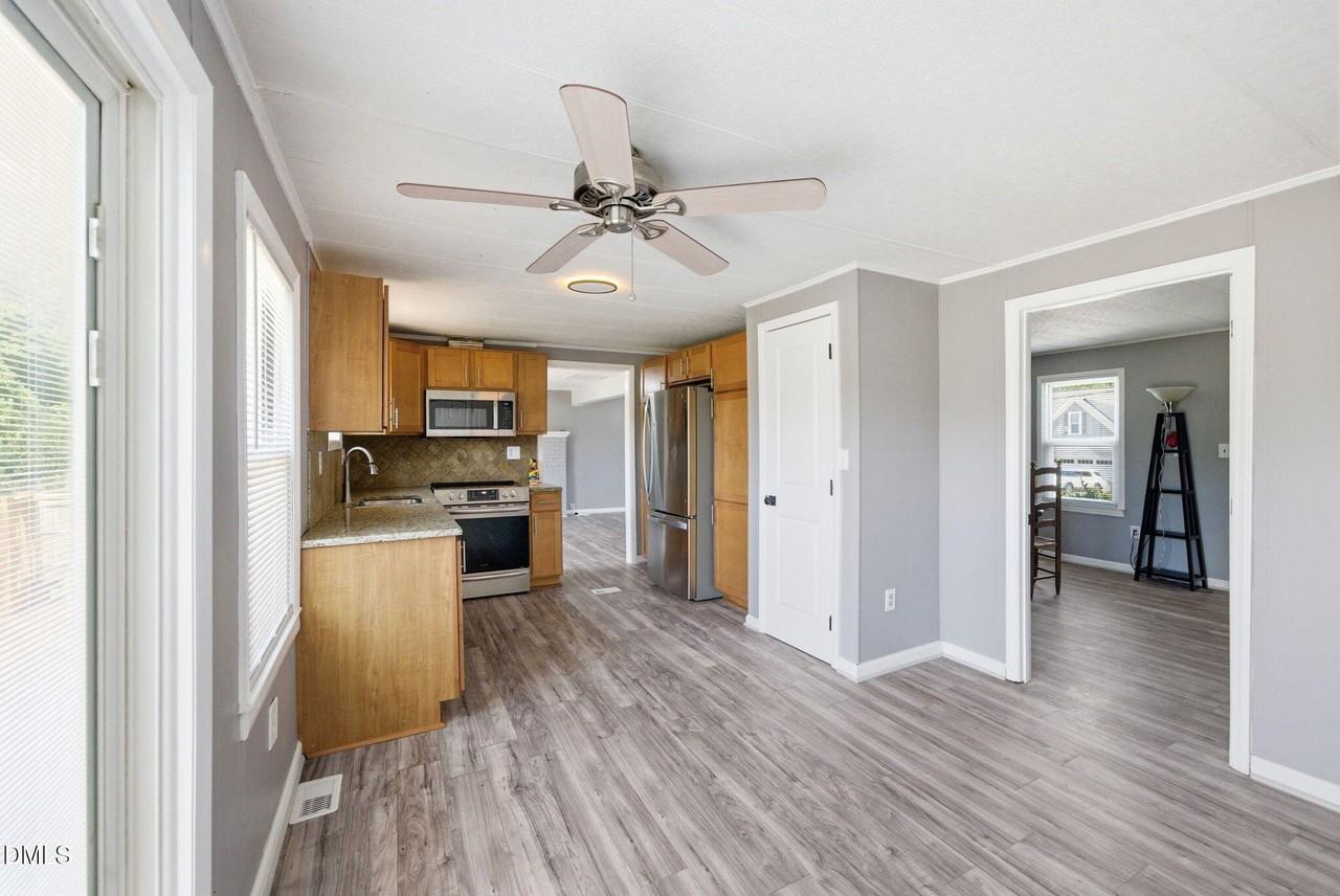 320 Earp St - Photo 7 of 36