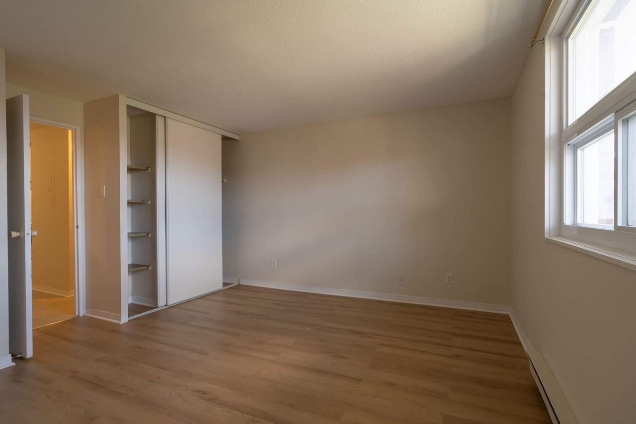 283 MacLaren St - Photo 6 of 25