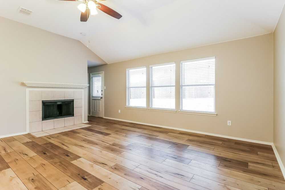 1082 Magnolia Ln - Photo 2 of 15