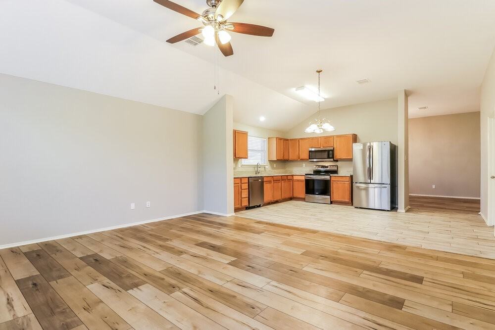 1082 Magnolia Ln - Photo 4 of 15