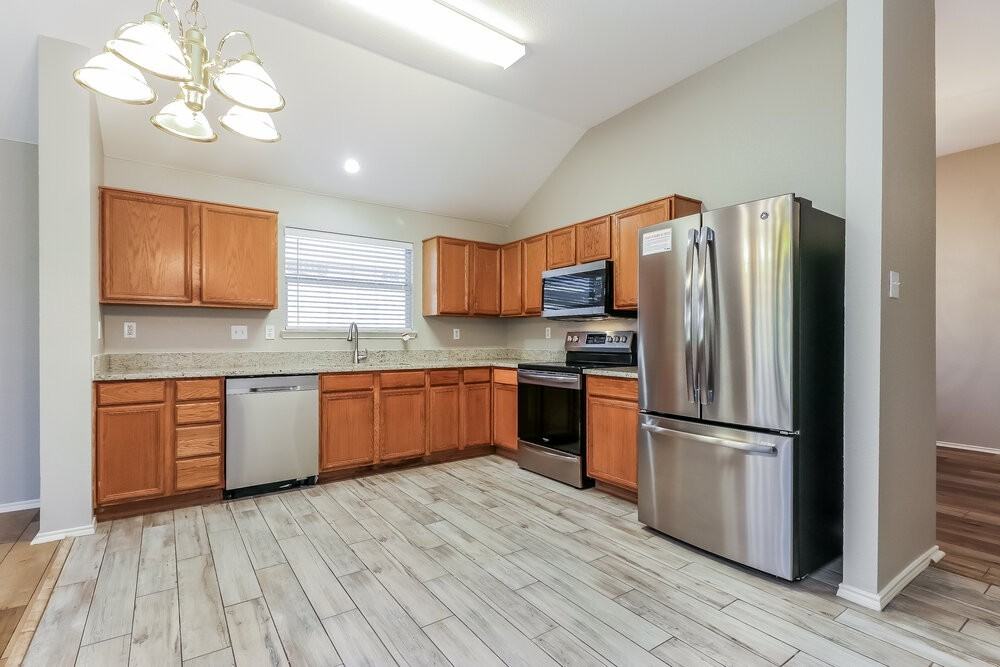 1082 Magnolia Ln - Photo 5 of 15