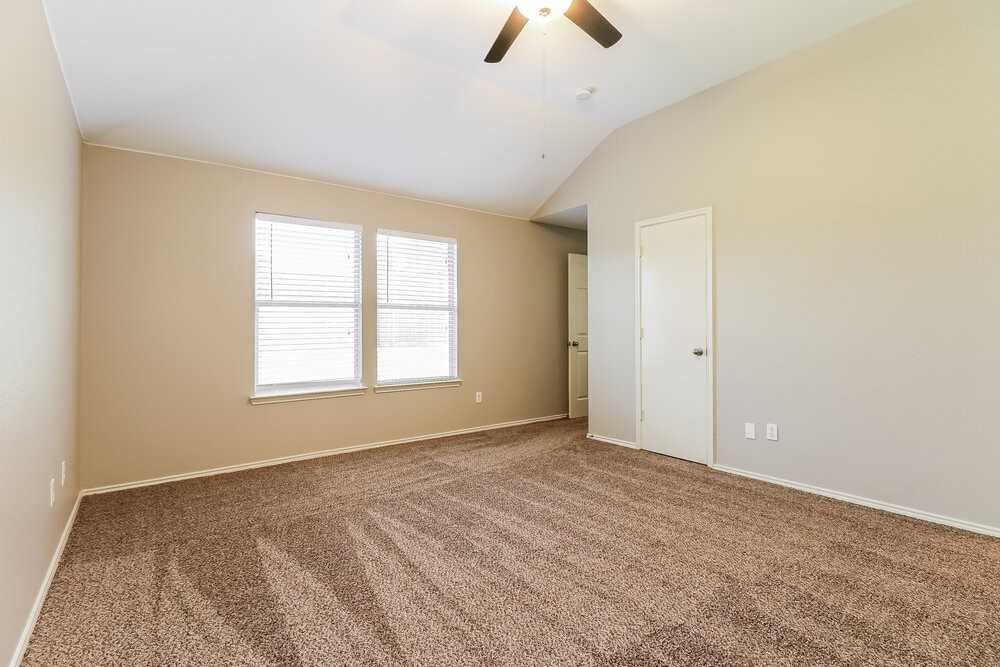 1082 Magnolia Ln - Photo 7 of 15