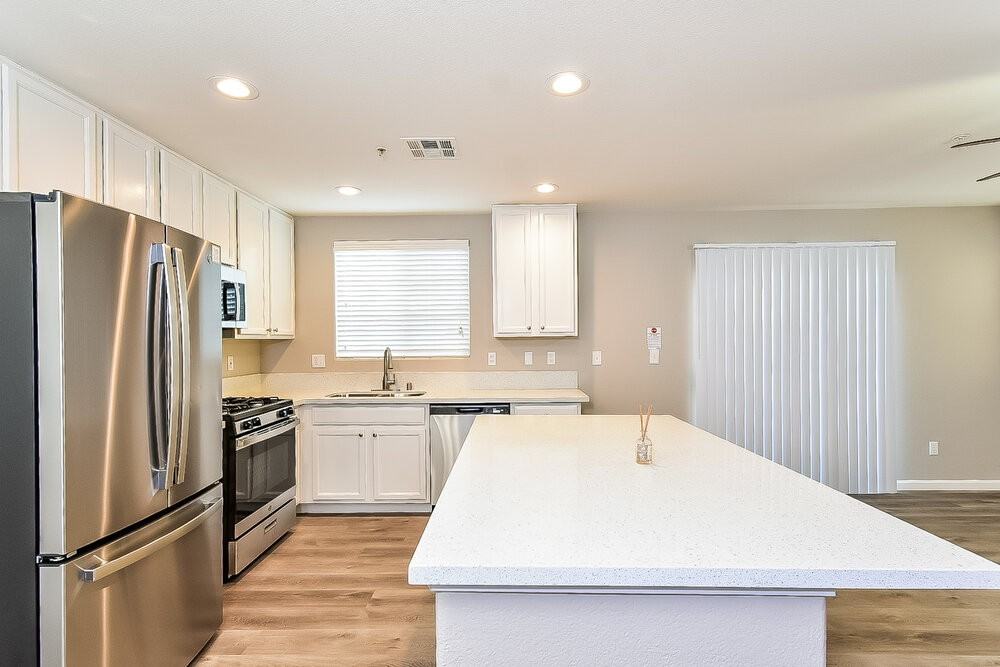 3214 Sunrise Cove Ave - Photo 5 of 17