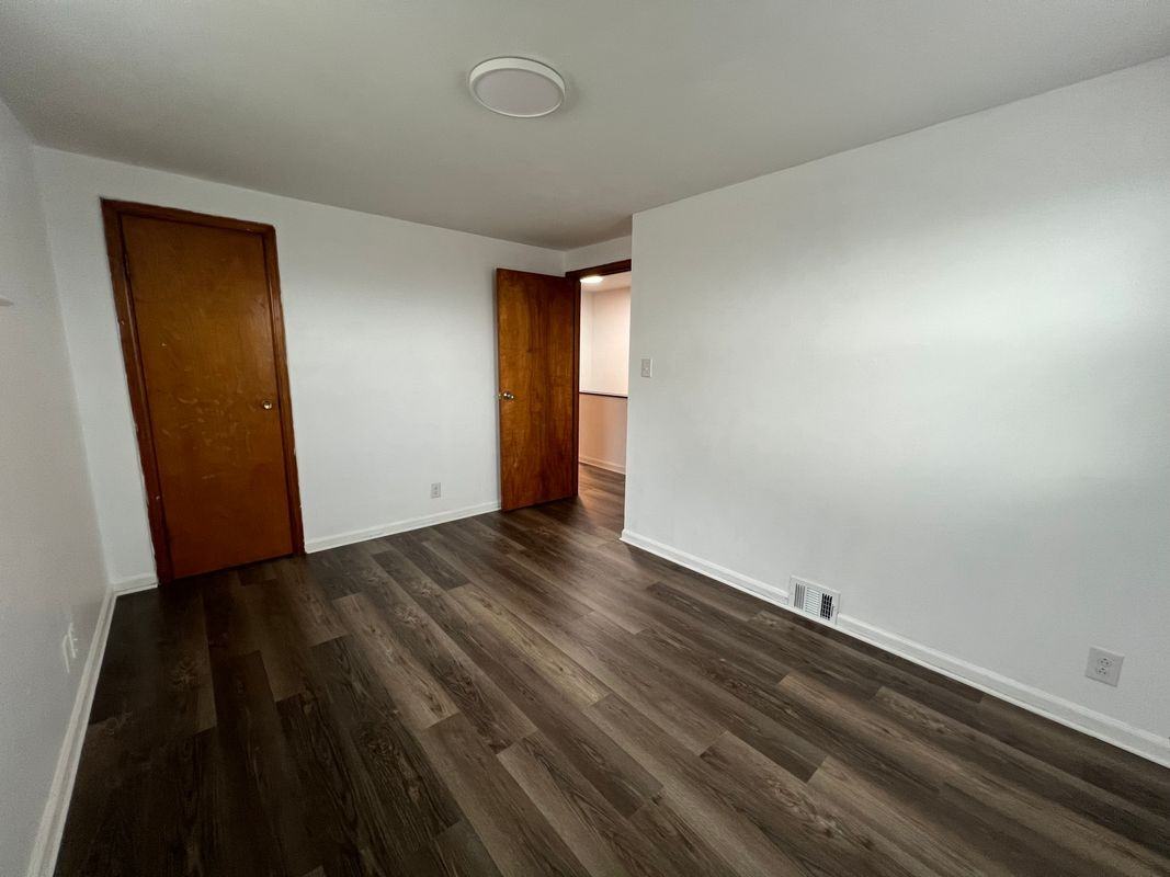 512 Cayuga Rd - Photo 5 of 25