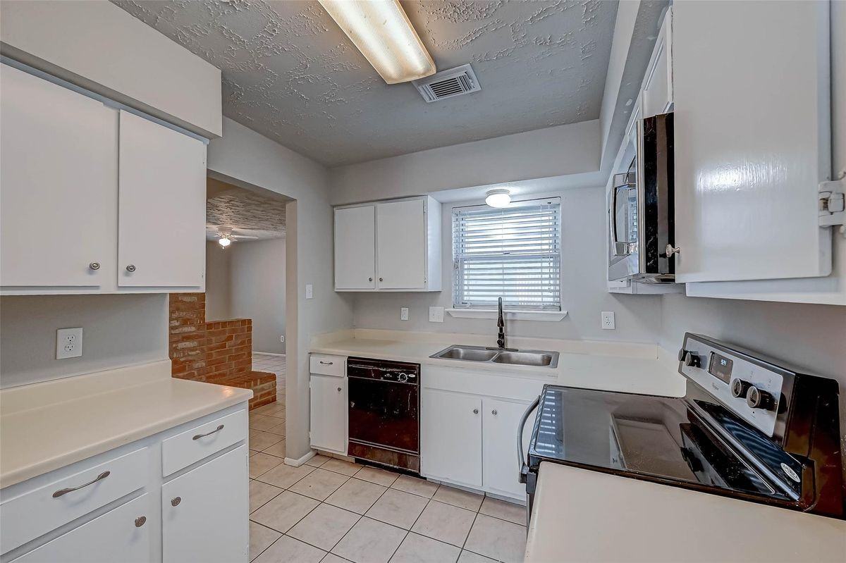 24130 Silversmith Ln - Photo 6 of 27