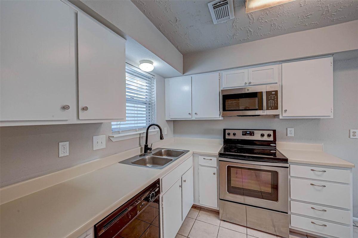 24130 Silversmith Ln - Photo 7 of 27