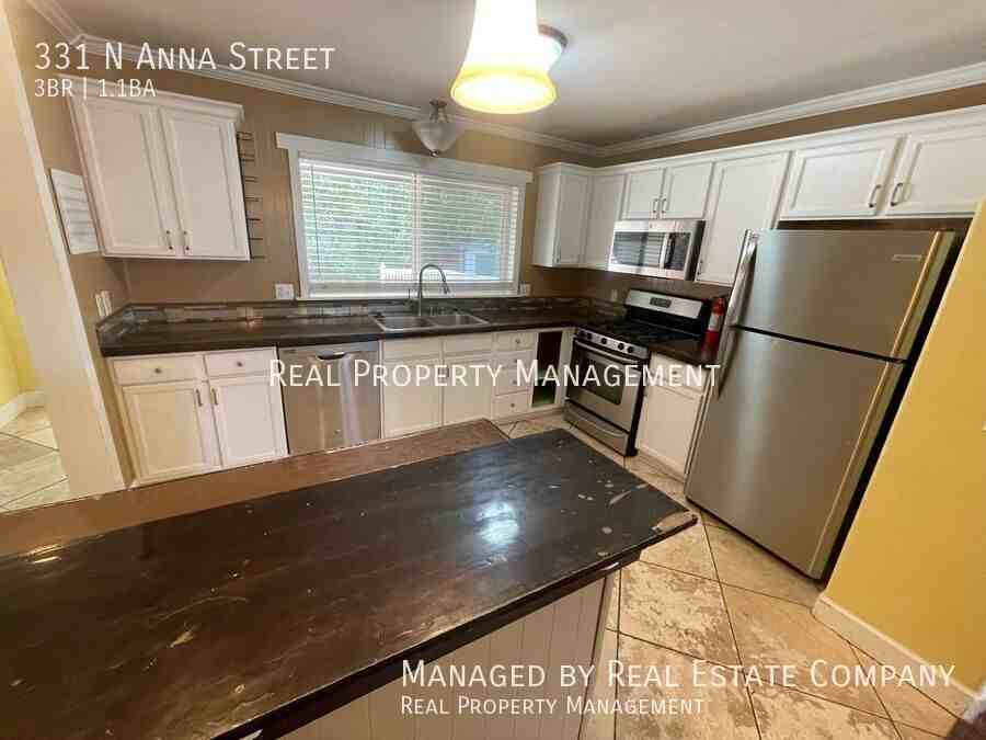 331 Anna St N - Photo 5 of 17