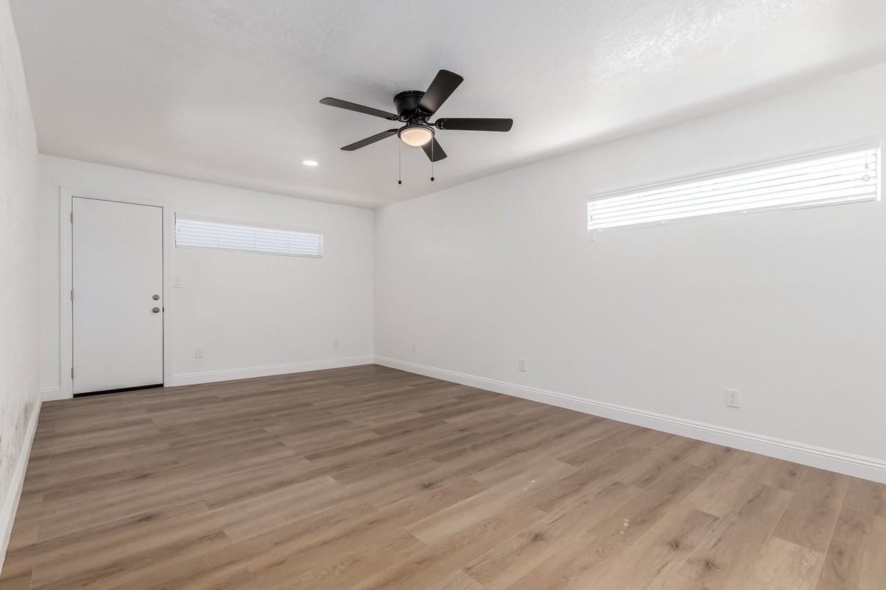 723 E Sunnyslope Ln - Photo 3 of 10