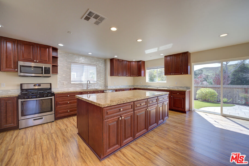 585 Branch St - Photo 2 of 18