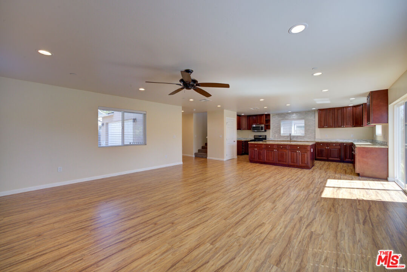 585 Branch St - Photo 4 of 18