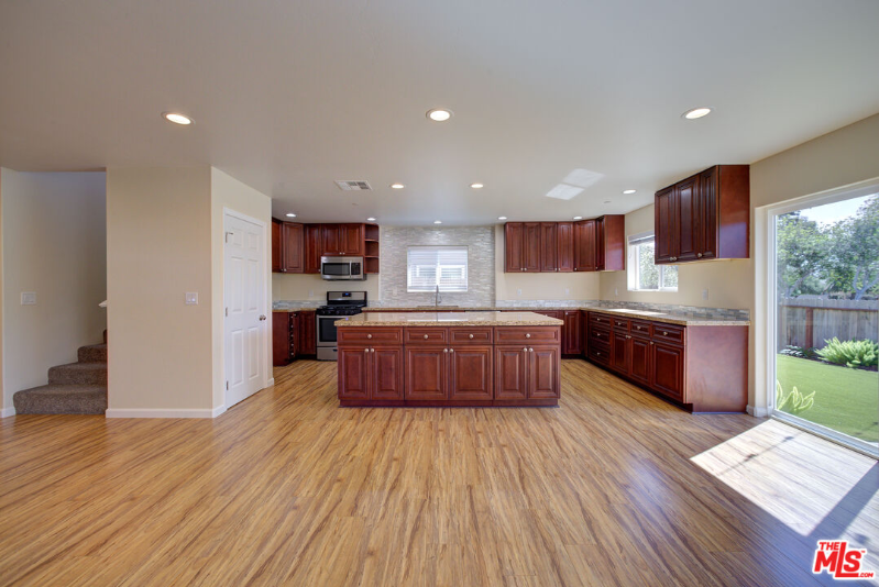 585 Branch St - Photo 5 of 18