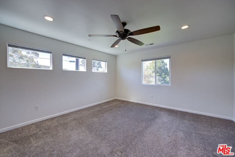 585 Branch St - Photo 6 of 18
