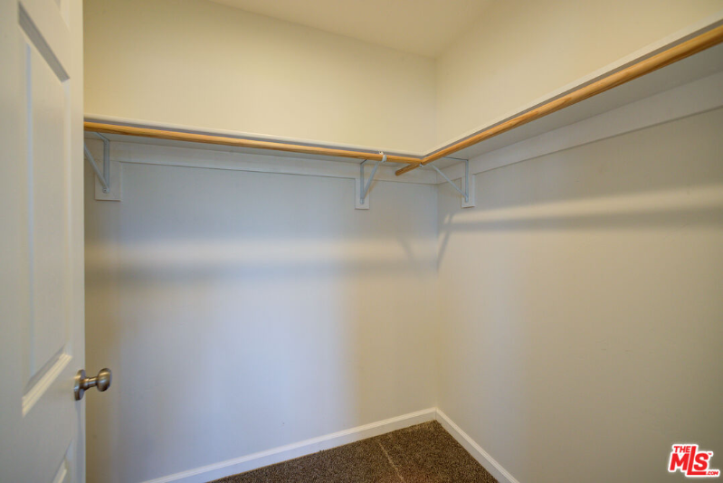 585 Branch St - Photo 7 of 18