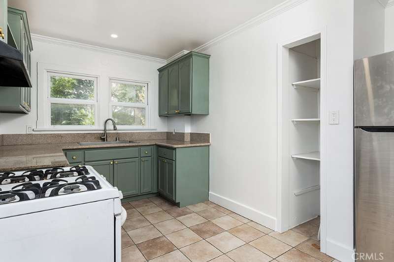 933 New Depot St #6 - Photo 5 of 14