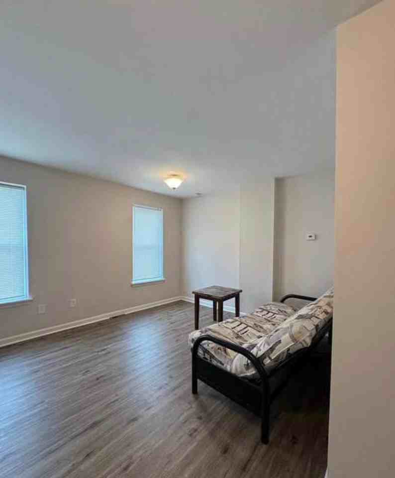 731 W 4th St #B - Photo 2 of 4