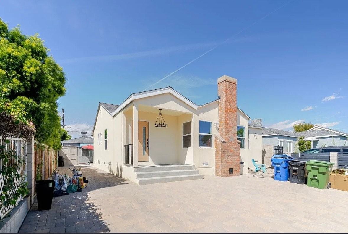 11911 Stagg St - Photo 4 of 27
