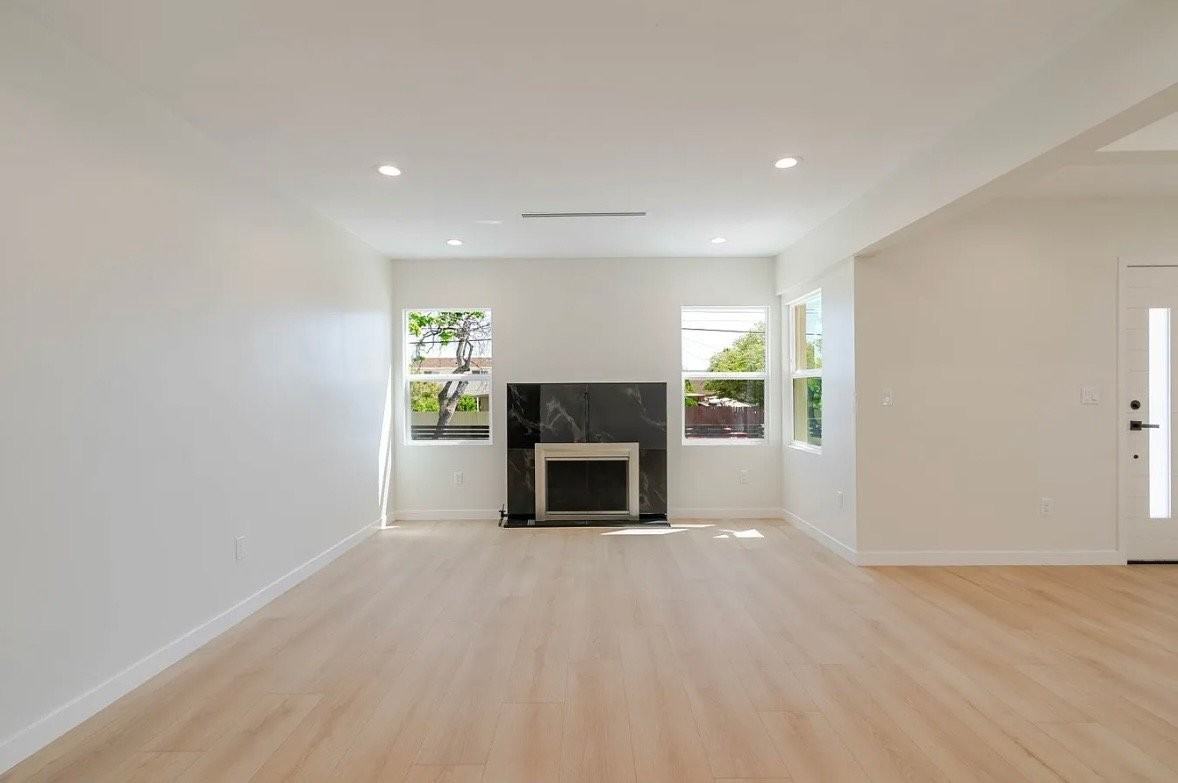 11911 Stagg St - Photo 6 of 27