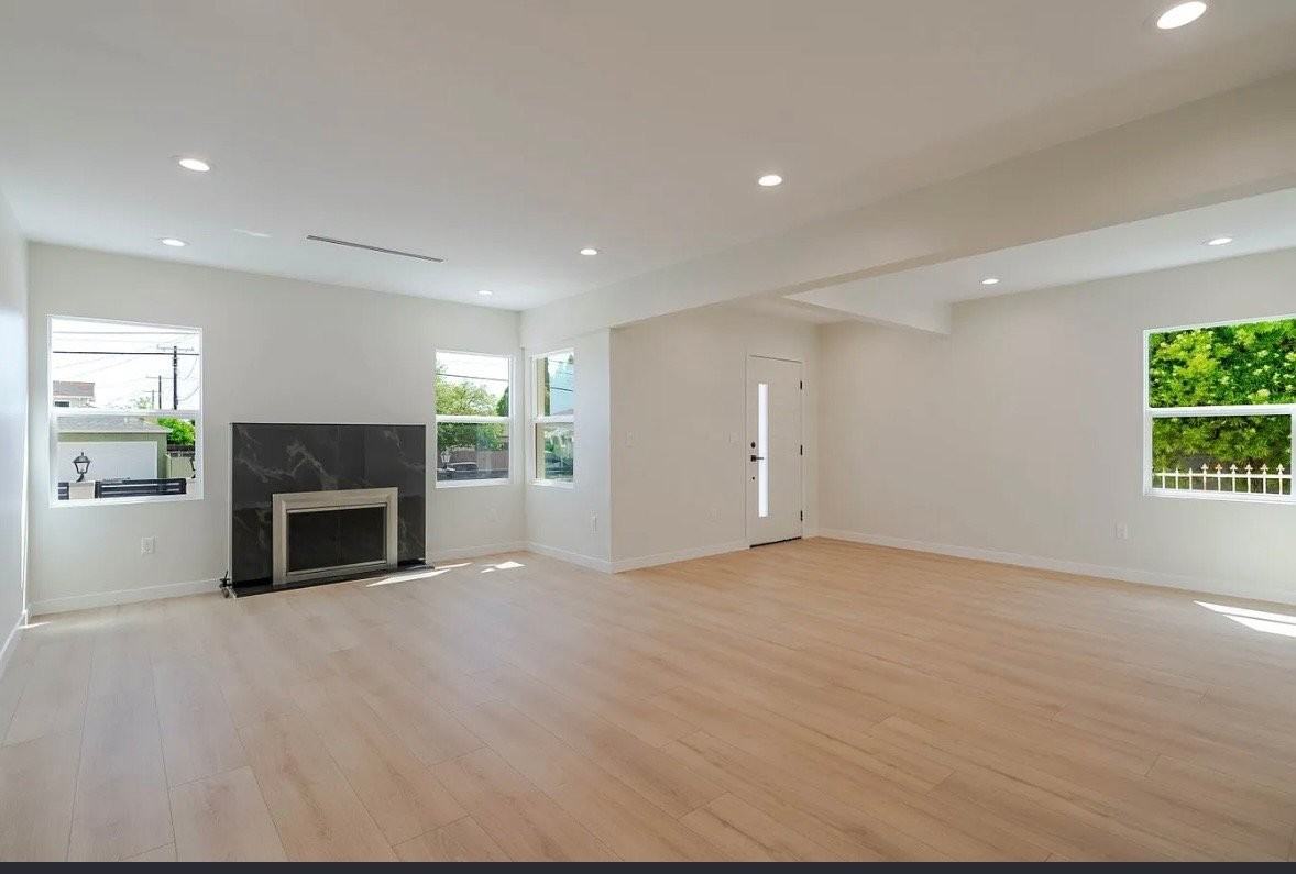 11911 Stagg St - Photo 7 of 27