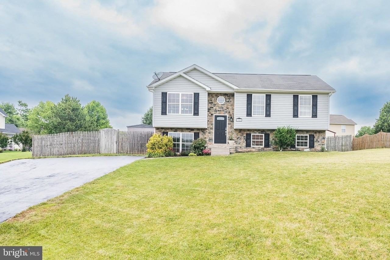 28 Roger Ct - Photo 2 of 17