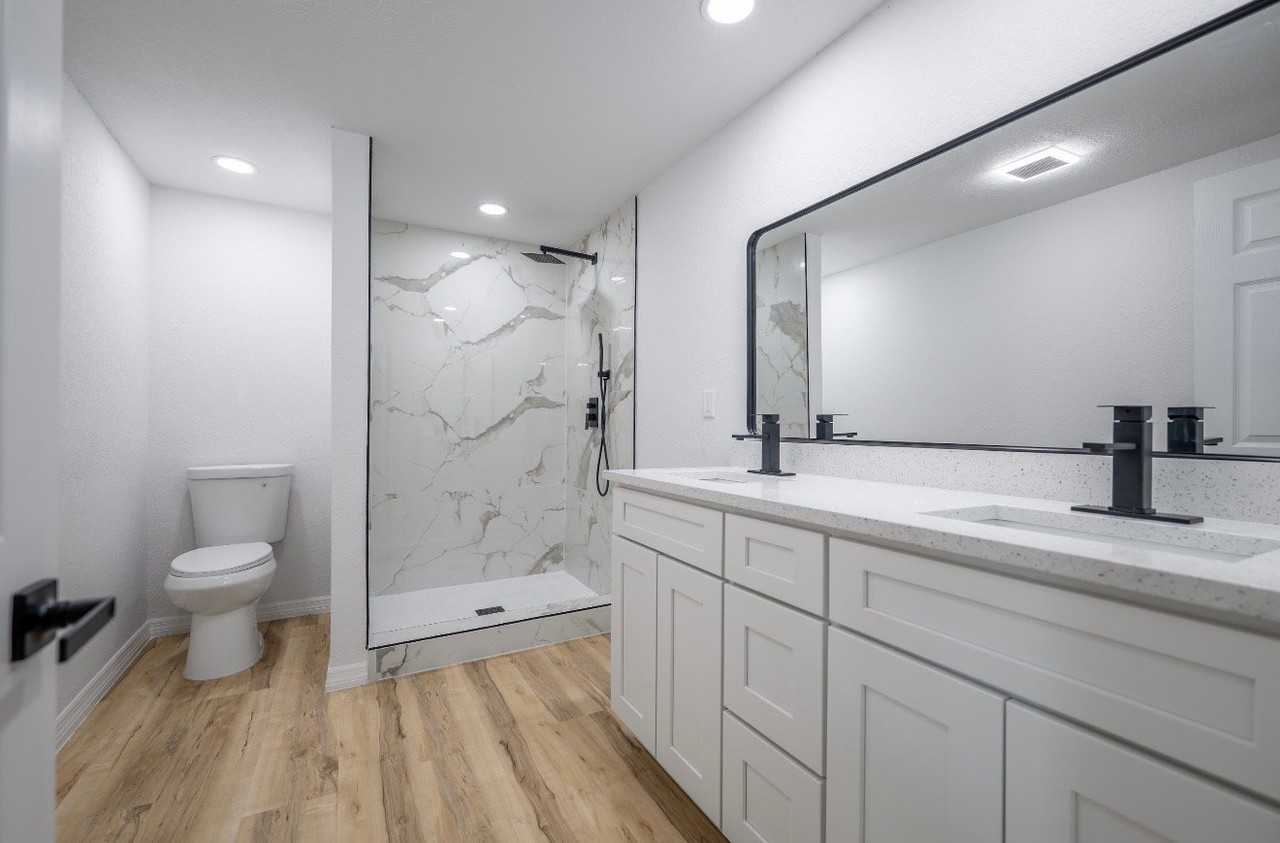 511 Carr St - Photo 4 of 10