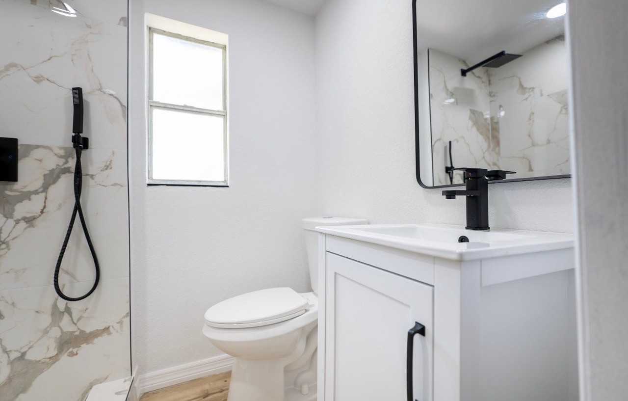 511 Carr St - Photo 6 of 10