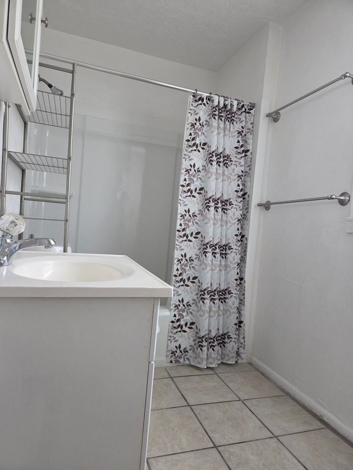 641 Robinson St #4 - Photo 3 of 7